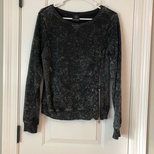 Edgy black pullover